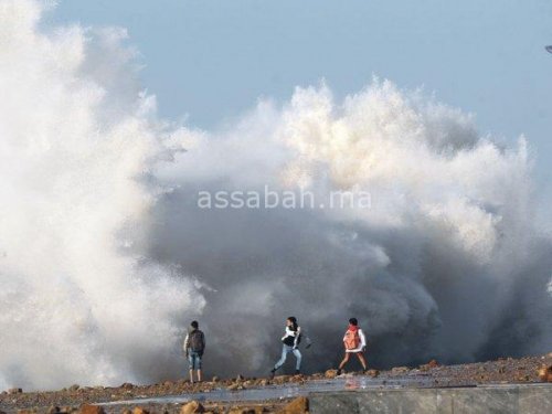 أمواج تصل إلى 8 أمتار ورياح قوية تضرب السواحل المغربية