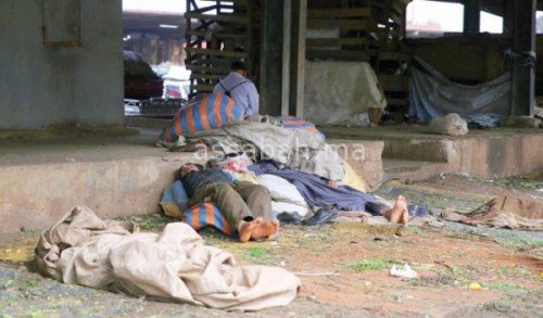 “الشتاء” يعمق معاناة المتشردين بالبيضاء