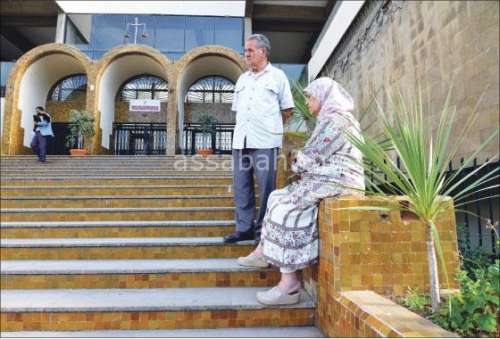 والدا الزفزافي أمام باب محكمة الاستئناف بالبيضاء (عبد الحق خليفة)