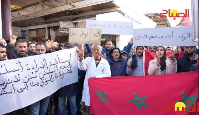 تجار سوق البحيرة بالبيضاء يحتجون ضد قرار الهدم