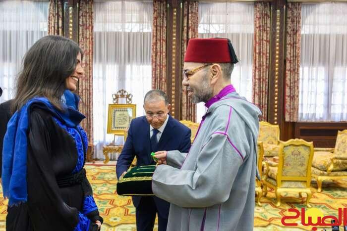 جلالة الملك يستقبل المتسلقة المغربية نوال صفنضلة ويوشحها جلالته بوسام المكافأة الوطنية من درجة ضابط